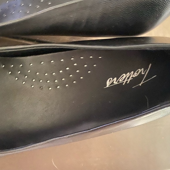 TROTTERS Ladies Kiera black pumps Sz 7M. 1” heels. 100% Leather. - Picture 7 of 8